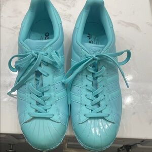 Adidas glossy toe Superstar sneakers